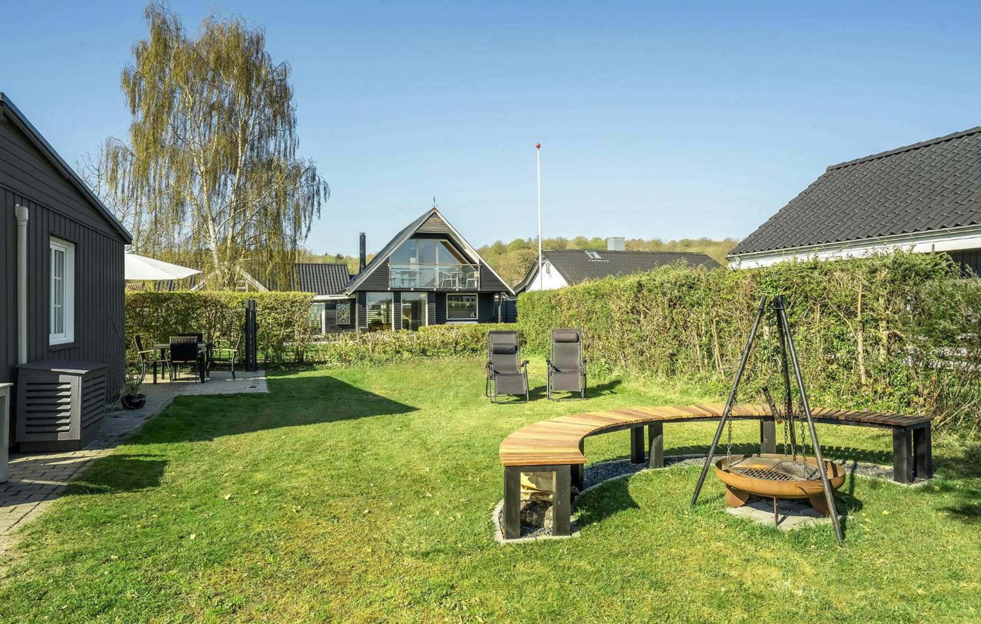 Beach Front Home In Sjolund With Kitchen Zewnętrze zdjęcie