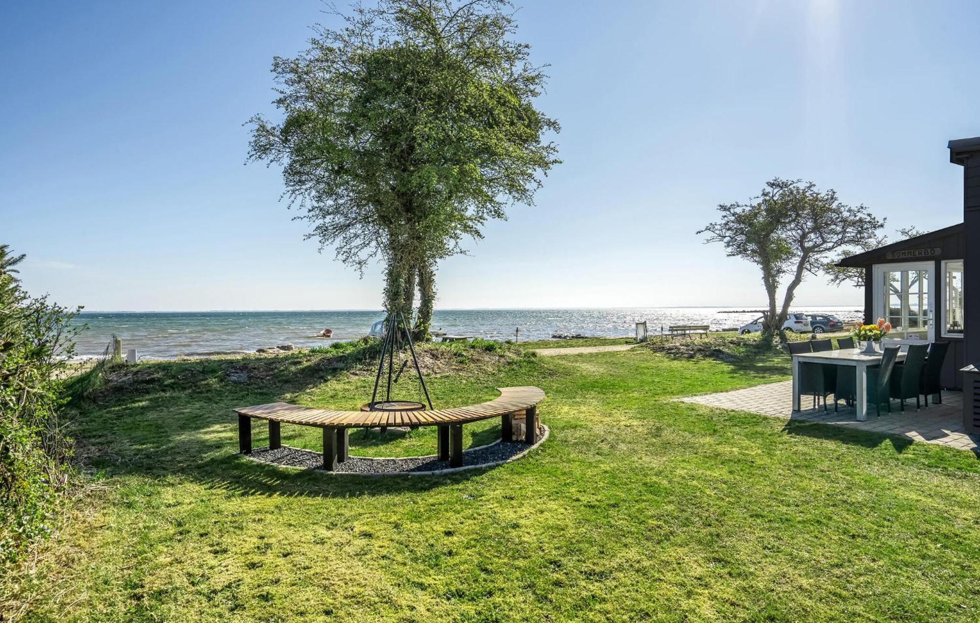 Beach Front Home In Sjolund With Kitchen Zewnętrze zdjęcie